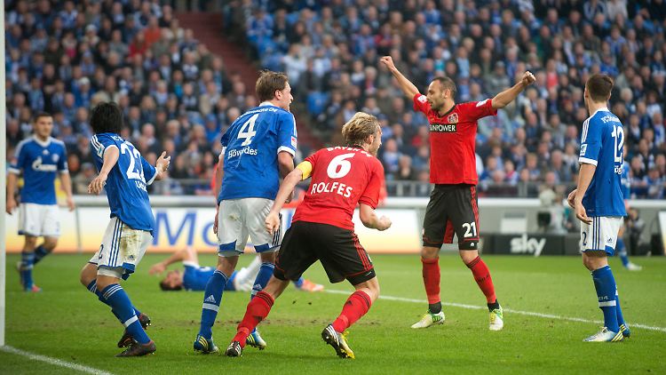 Schalkes Marica (Hintergrund) liegt am Boden, Leverkusen spielt weiter und trifft durch Simon Rolfes.