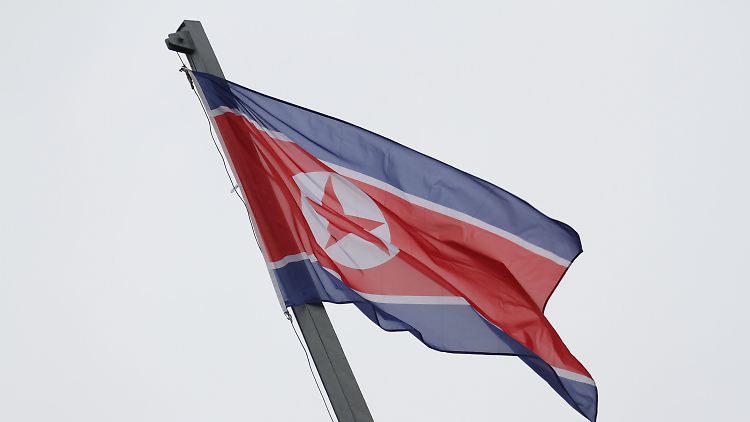 Die nordkoreanische Flagge weht über der Botschaft des Landes in Berlin.