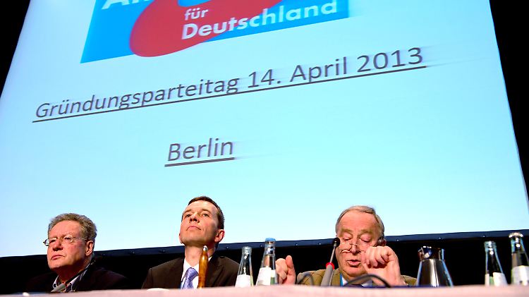 Die derzeitigen Sprecher der Partei Alternative für Deutschland (AfD), Konrad Adam (v.l.) und Bernd Lucke, sitzen während des Gründungsparteitages neben dem momentanen stellvertretenden Sprecher, Alexander Gauland.