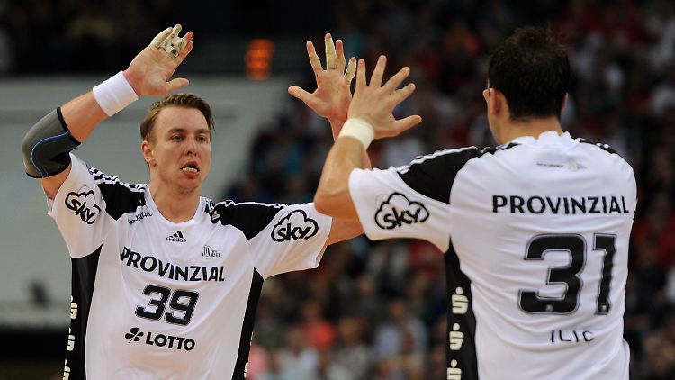 Kiels Filip Jicha (l) und Kiels Momir Ilic jubeln über ein Tor.