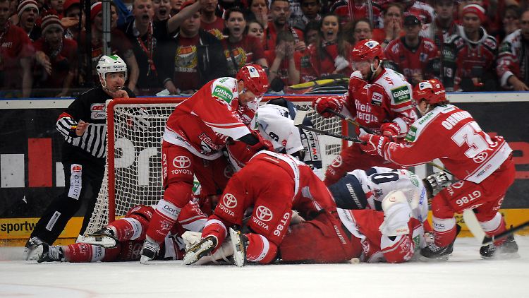 Wimmelbild: Trotz erheblicher Anstrengungen schafften es die Kölner Haie nicht, ihr Tor besser zu verteidigen als die Eisbären das ihre.