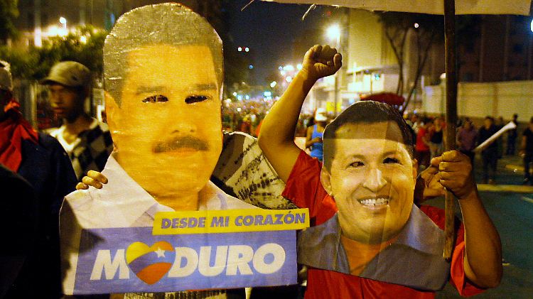 Bürger mit Plakaten freuen sich über den Sieg von Maduro (links), der Chávez (rechts) beerbt.