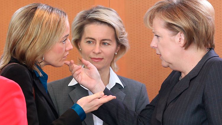 Unionsfrauen mit unterschiedlichen Vorstellungen: Familienministerin Schröder (l.) will die Flexiquote, Kanzlerin Angela Merkel gibt sie ihr. Und Ursula von der Leyen steht als Befürworterin einer festen Quote als Verliererin da.