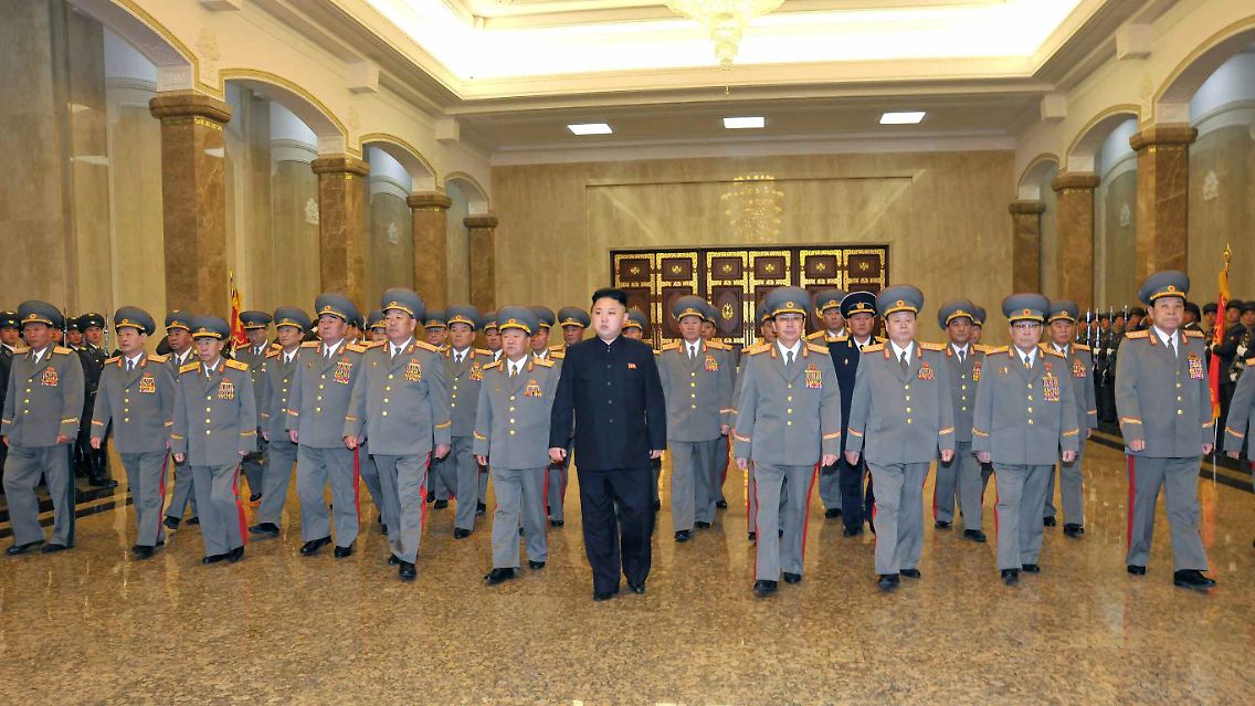 Kim Jon Un, seit einiger Zeit auch General, marschiert im Mausoleum voran.