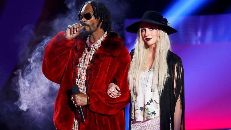Mal richtig schön einen durchziehen mit Frl. Kesha, das geht auch auf der Bühne der MTV Movie Awards.