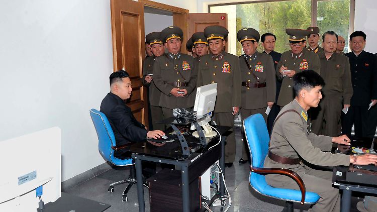 Auch Staatschef Kim Jong Un (links, sitzend) benutzt Computer.