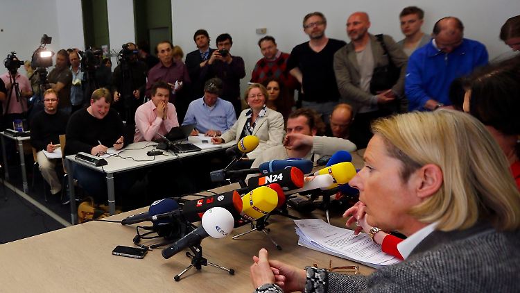 Voller Saal im Oberlandesgericht: Sprecherin Margarete Nötzel informiert Journalisten über die Verschiebung des Prozesses.