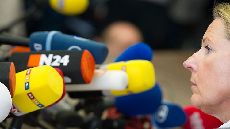 Gerichtssprecherin Margarete Nötzel informiert Journalisten über die Verschiebung des Prozesses. Wie das jetzt weitergeht, weiß sie auch nicht.