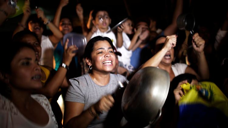 Maduro-Gegner ziehen durch die Straßen von Caracas und klopfen mit Löffeln auf Pfannen und Töpfe - seit Jahrzehnten eine typisch lateinamerikanische Form des Protestes gegen die Regierung.