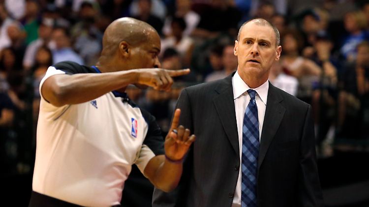 Trainer Rick Carlisle (r.) ist nach dem Spiel schwer enttäuscht.