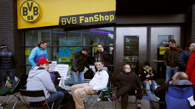 Manche BVB-Fans lagerten seit Sonntagnachmittag vor den Vorverkaufsstellen ihres Klubs.