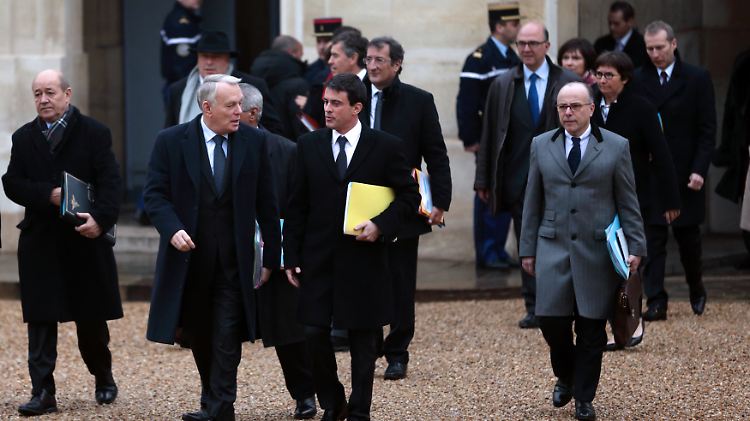 In Sachen Finanzen mussten sie die Hosen runterlassen: Premierminister Ayrault (2. von links) und Innenminister Valls.
