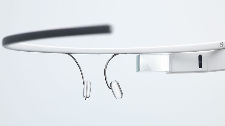 Die ersten 2000 Exemplare von Glass werden ausgeliefert.