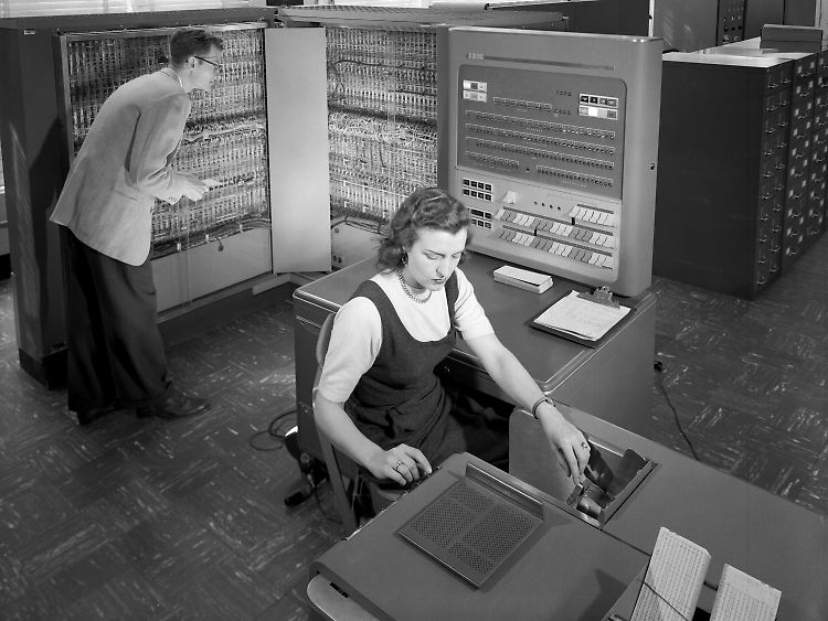 Der IBM-Großrechner 704 aus den 50ern führte 40.000 Befehle pro Sekunde aus - ein gewöhnlicher PC schafft heute viele Milliarden.