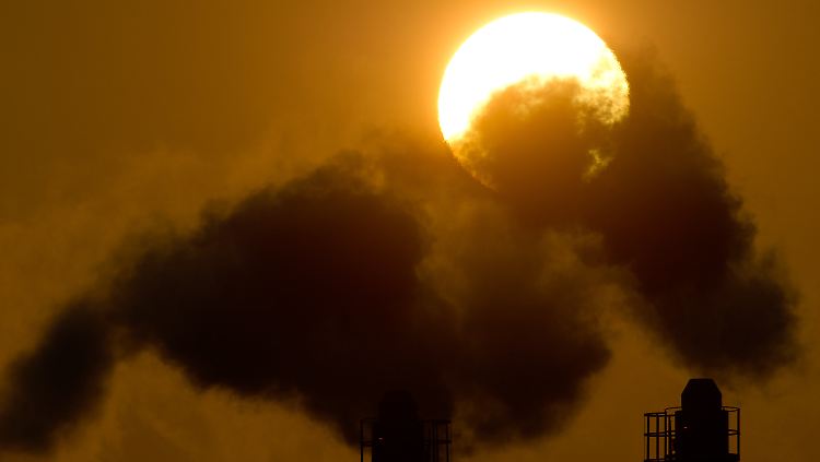 Die Menschheit stößt immer mehr CO2 aus.