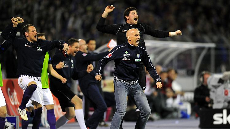 Fassungslos vor Glück: Aue-Coach Karsten Baumann ließ der Ausgleich verzückt zurück.