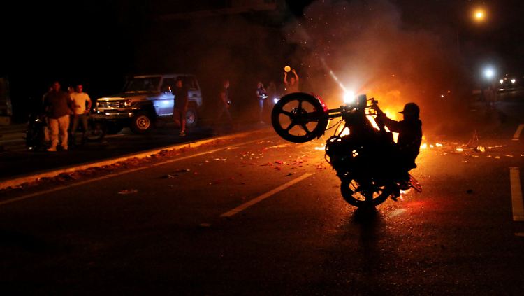 Auch Motorradgangs protestieren gegen den Wahlausgang.