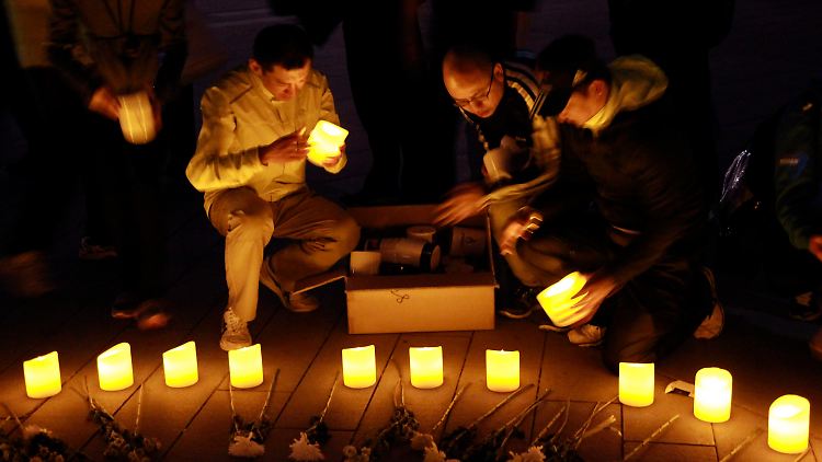 Bei Kerzenlicht kommen in der Nacht nach den Anschlägen Hunderte Menschen zusammen, um gemeinsam zu trauern.