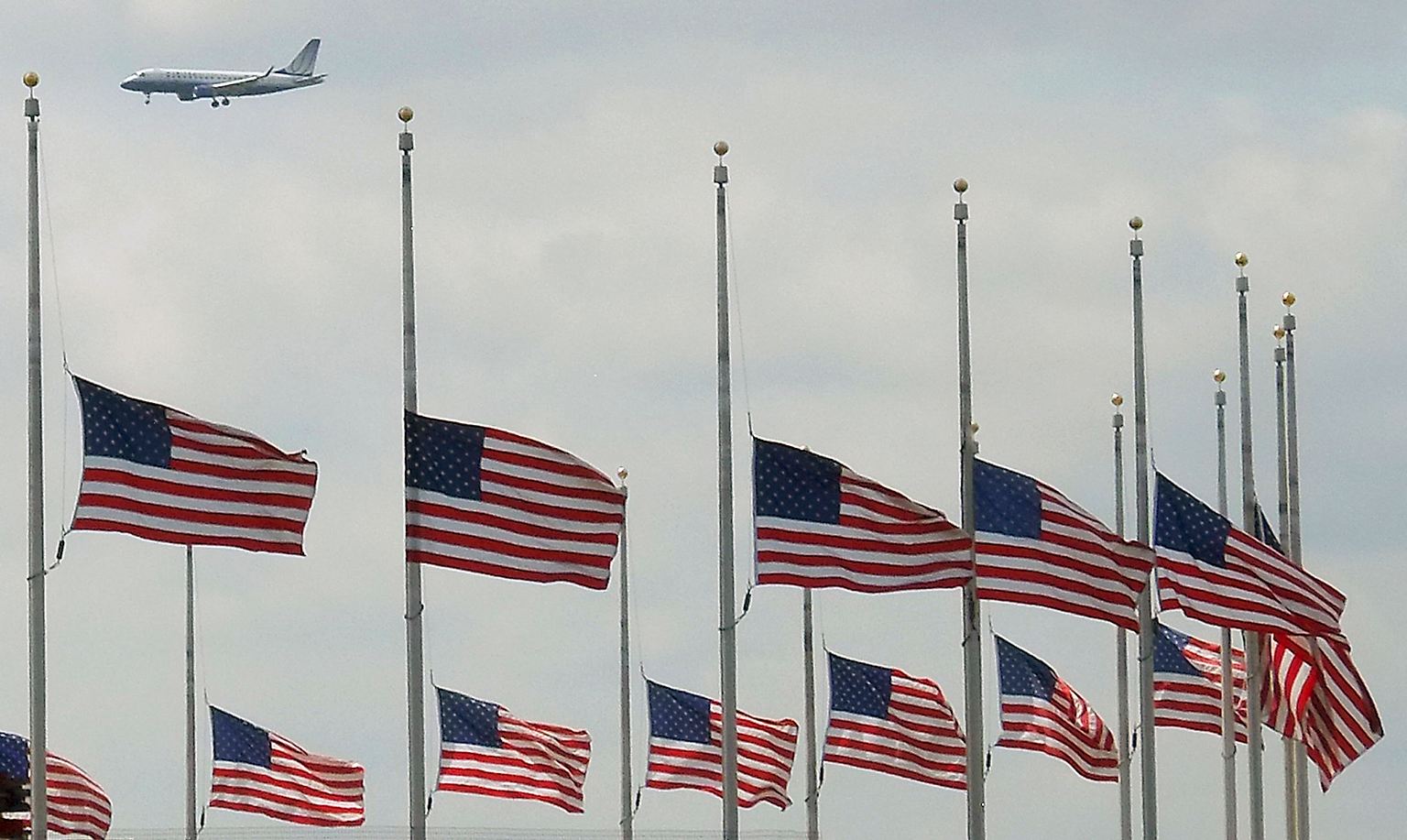 In den USA stehen die Fahnen auf halbmast.