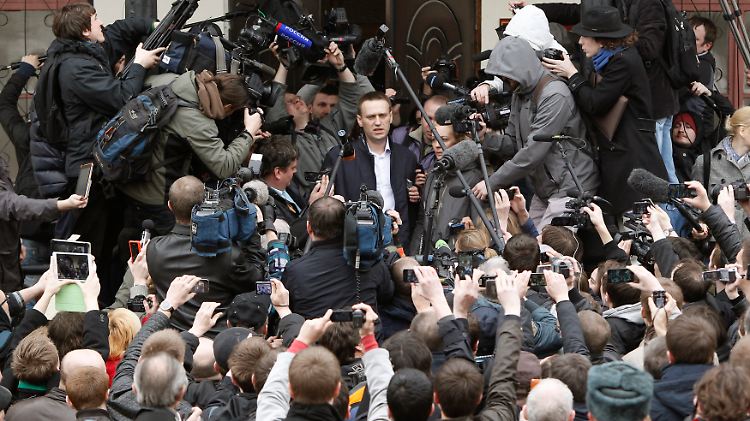 Alexej Nawalny spricht nach der Bekanntgabe der Vertagung des Prozesses zu Journalisten.