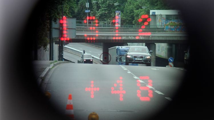 48 km/h zu schnell, zeigt die Laserpistole der Polizei an - dieser Fahrer könnte einen Tarifaufschlag bekommen.