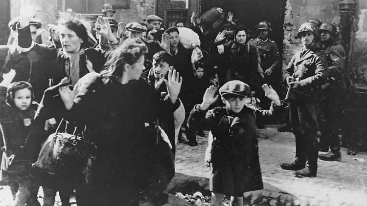 ... und das weltbekannte Originalfoto: Juden und deutsche Soldaten 1943 im Warschauer Ghetto.