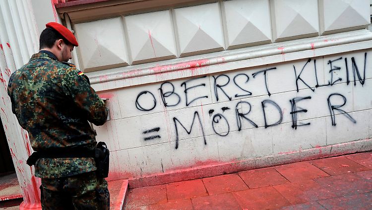 Am Bonner Landgericht haben Demonstranten ihre Spuren hinterlassen.