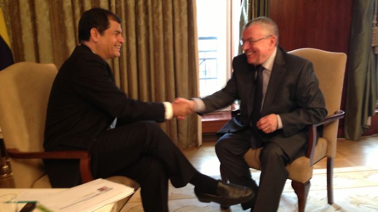 Mit Rafael Correa (l.) sprach n-tv Redakteur Manfred Bleskin. Am Samstag veröffentlicht n-tv.de das ganze TV-Interview mit Correa.