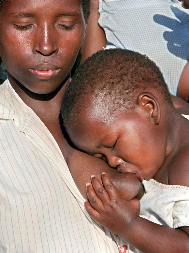 Stillen kann HIV übertragen. Doch auch andere Keime können das Leben von Kindern in Afrika bedrohen.
