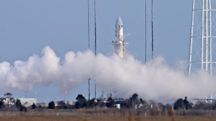 Nachdem der Start der Antares-Rakete abgebrochen worden war, wurde die Rakete entlüftet. Eine Dampfwolke war die Folge.