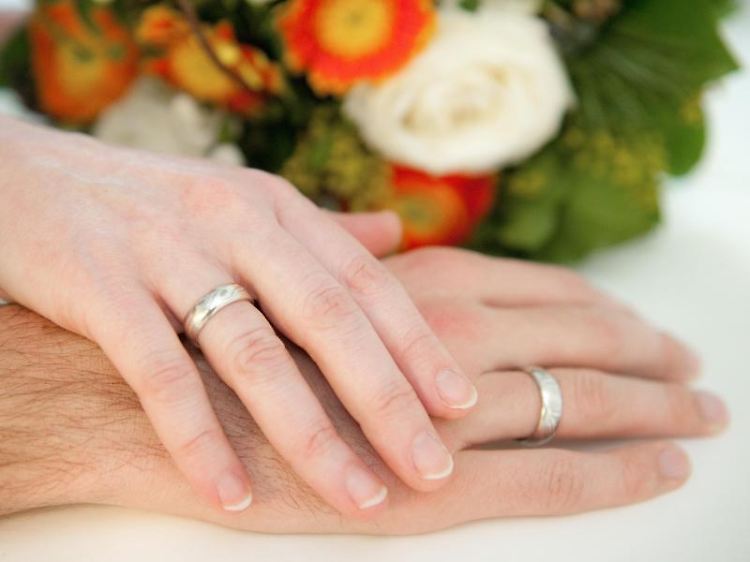 Kombinieren Verheiratete ihre Steuerklassen richtig, können sie ihr Einkommen aufbessern. Sie sollten das aber gut durchrechnen - um Überraschungen wie etwa eine Nachzahlung zu vermeiden.