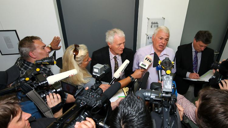Der 52-jährige Lehrer Horst A. (im hellen Hemd) am 5. Juni 2011 in Kassel im Landgericht. Horst A. starb im Juni 2012.