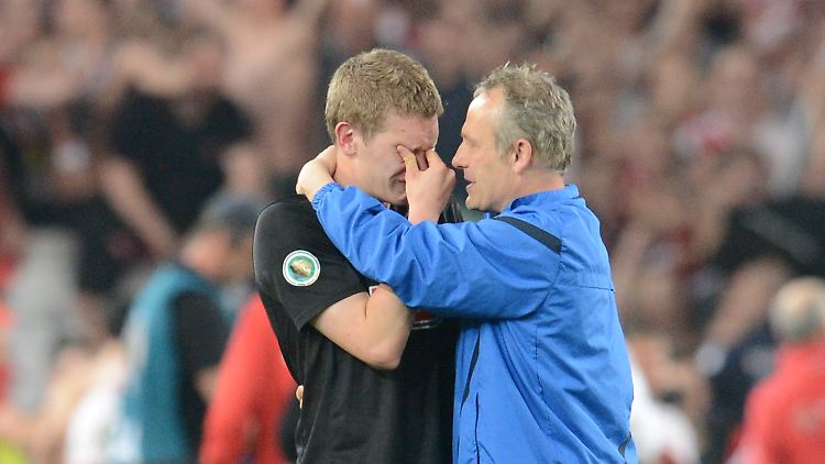 Nicht traurig sein: Trainer Christian Streich tröstet nach der Niederlage in Stuttgart seinen Spieler Matthias Ginter.
