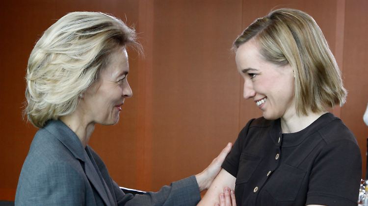 Endlich einig? Arbeitsministerin von der Leyen (l.) bekommt ein Stück ihrer Frauenquote und Familienministerin Schröder (r.) ein bisschen von ihrem Flexi-Modell.