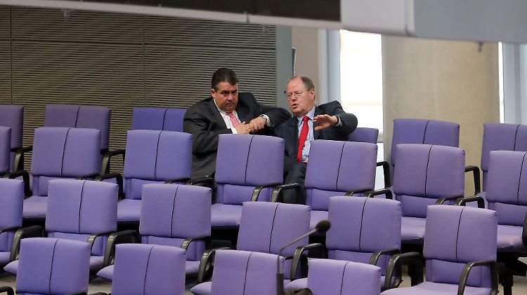 SPD-Kanzlerkandidat Steinbrück und SPD-Chef Gabriel beraten in der letzte Reihe des Plenums miteinander.