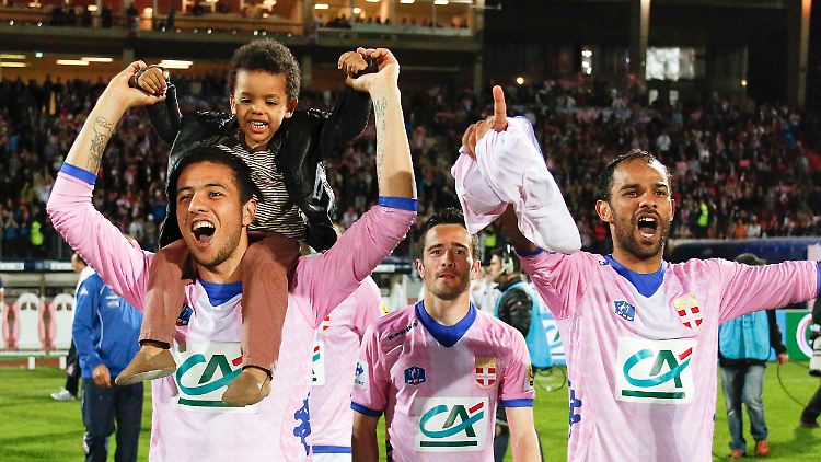Der Etat von Evian hätte kaum gereicht, um Paris-Star Zlatan Ibrahimovic zu bezahlen. Trotzdem steht der Fußball-Zwerg im Pokalhalbfinale und nicht der Großklub aus der Hauptstadt.