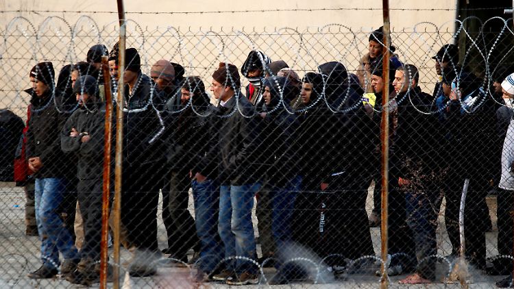 Flüchtlinge warten in einem Auffanglager nördlich von Athen.