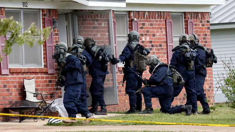 Das Haus von Paul Kevin Curtis in Corinth wird von der Polizei gestürmt.