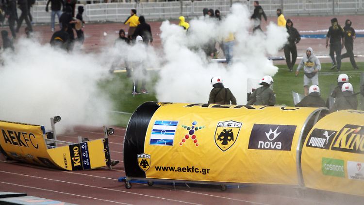 Schalumeier unterwegs: AEK-Fans stürmen das Spielfeld des Athener Olympiastadions.