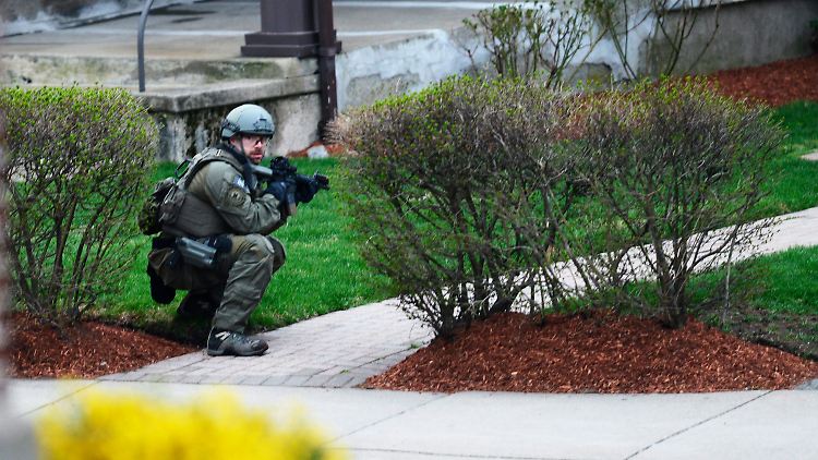 Ein FBI-Beamter in Watertown. Das Team des Mannes umstellt ein Haus in der Kleinstadt.
