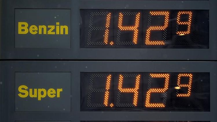 Bessere Qualität zum gleichen Preis: Dieses Argument scheint viele Autofahrer beim Tanken nicht zu interessieren. Sie bleiben beim Normalbenzin statt zu Super zu wechseln.