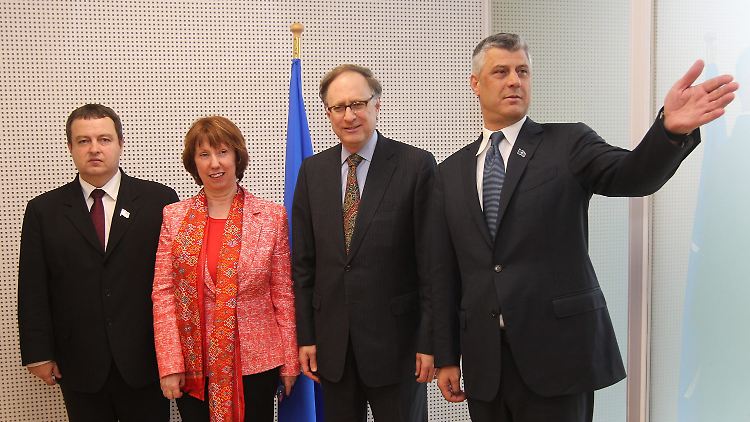 Geht's jetzt in Richtung Zukunft? Serbiens Premier Dacic mit Ashton, Nato-Vertreter Vershbow und seinem kosovarischen Kollegen Thaci (v.l.).