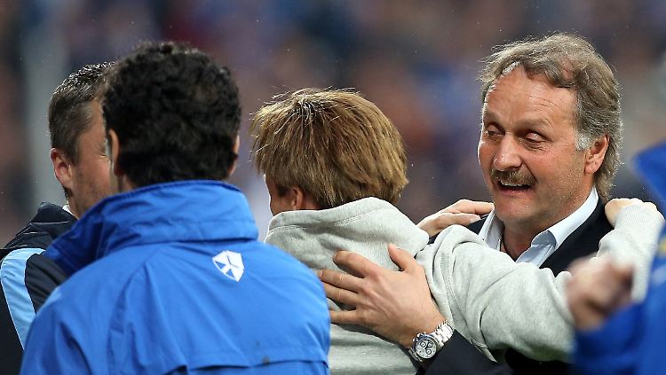 Große Freude auf der Bochumer Bank: Peter Neururer (2.v.l.) freut sich über den Sieg.