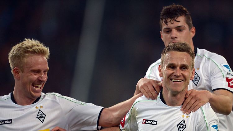 Filip Daems (M), Mike Hanke und Granit Xhaka (r) feiern den Siegtreffer.