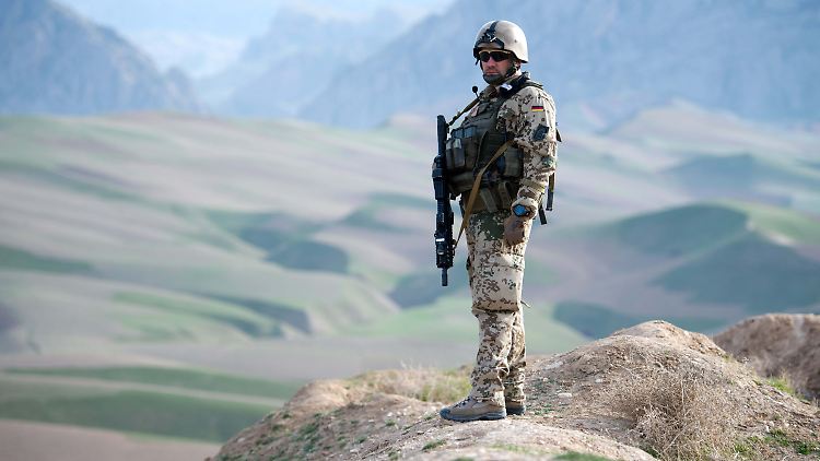 Ein Bundeswehrsoldat  bei Masar-i-Scharif in Afghanistan