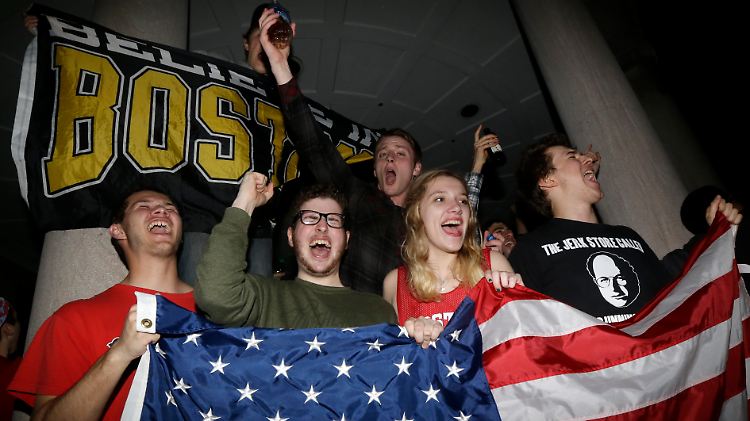 Patriotisch begeisterte Erleichterung: In Boston feiern Anwohner das Ende der Großfahndung.