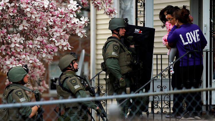 Boston erlebte den Ausnahmezustand: Auf der Suche nach dem flüchtigen Bruder eilten schwer bewaffnete Einsatzkräfte von Haus zu Haus.