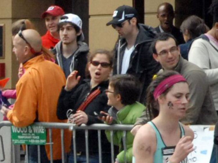 Kaltblütig mitten unter den Zuschauern? Eine Amateuraufnahme zeigt die beiden Tatverdächtigen beim Boston Marathon wenige Minuten vor der Explosion der beiden Sprengkörper.
