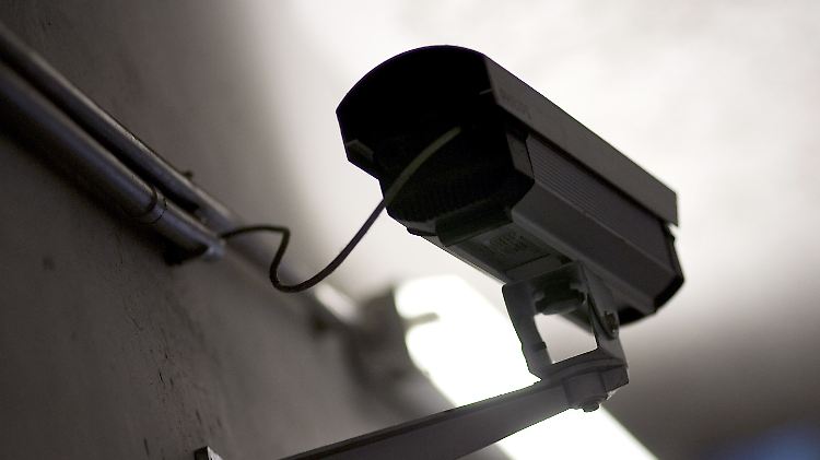 Innenminister Friedrich beharrt darauf: Die Videoüberwachung soll ausgebaut werden.