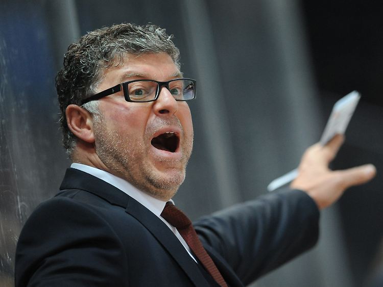 Bundestrainer Pat Cortina musste zusehen, wie die Schweden seine Mannschaft regelrecht vorführten.